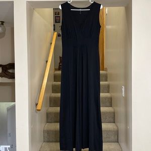 Women’s black sleeveless deep v-neck maxi dress